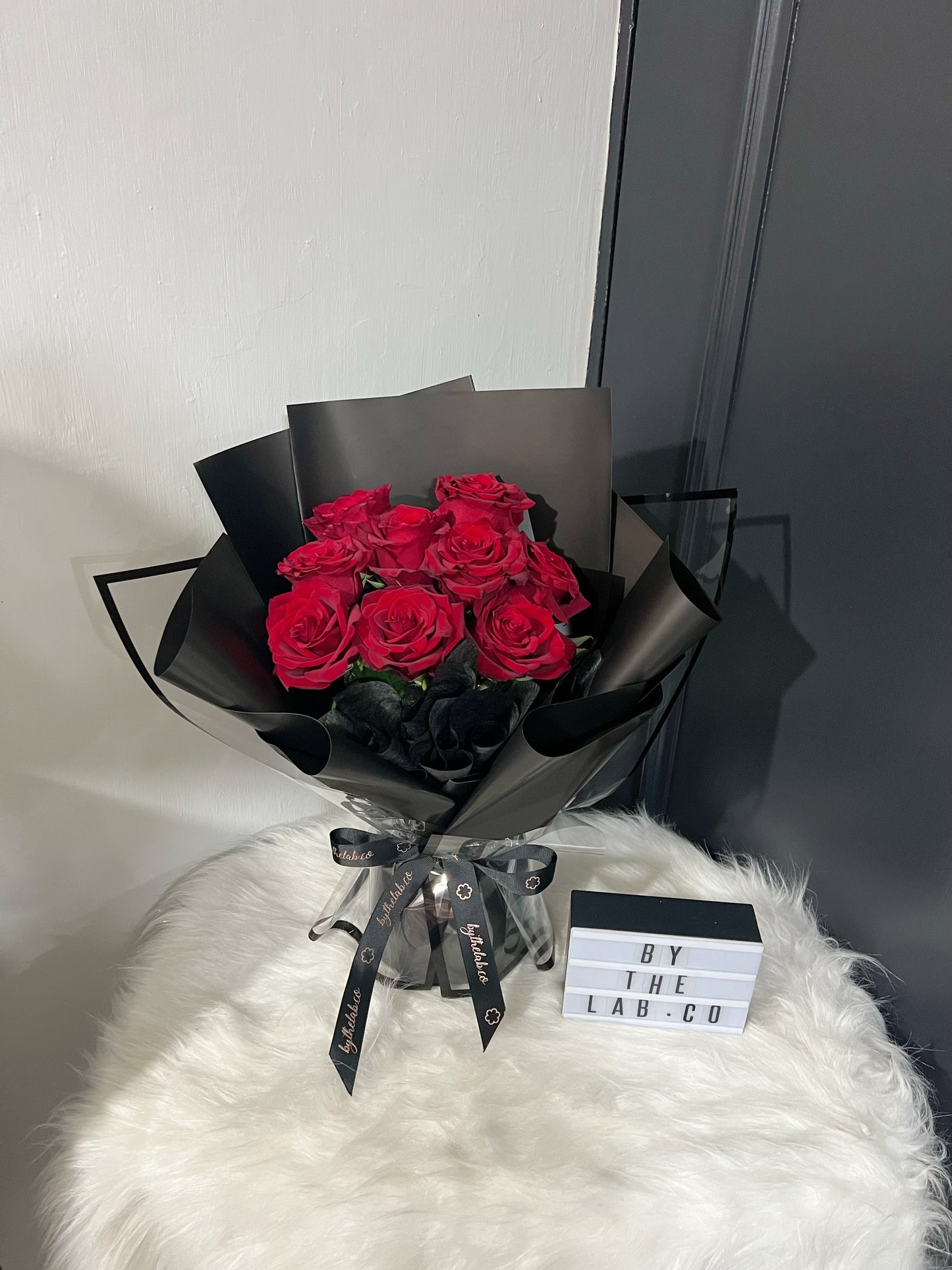 Classic Black : 9 Stalks Fresh Red Roses Bouquet