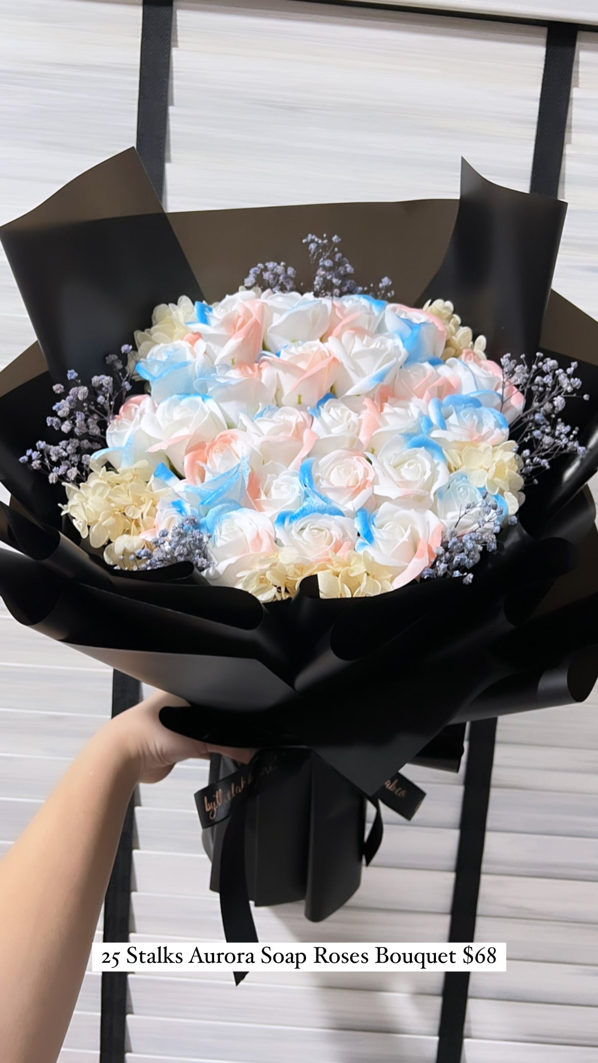 Signature 25 Stalks Aurora Soap Roses