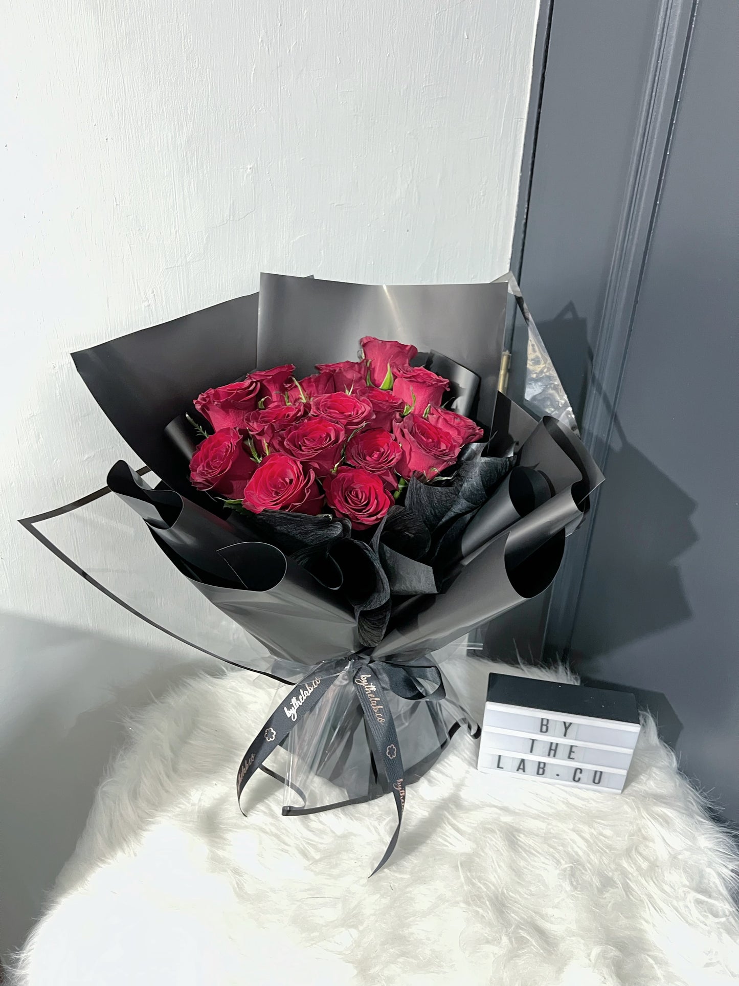 Classic Black : 16 Stalks Fresh Red Roses Bouquet